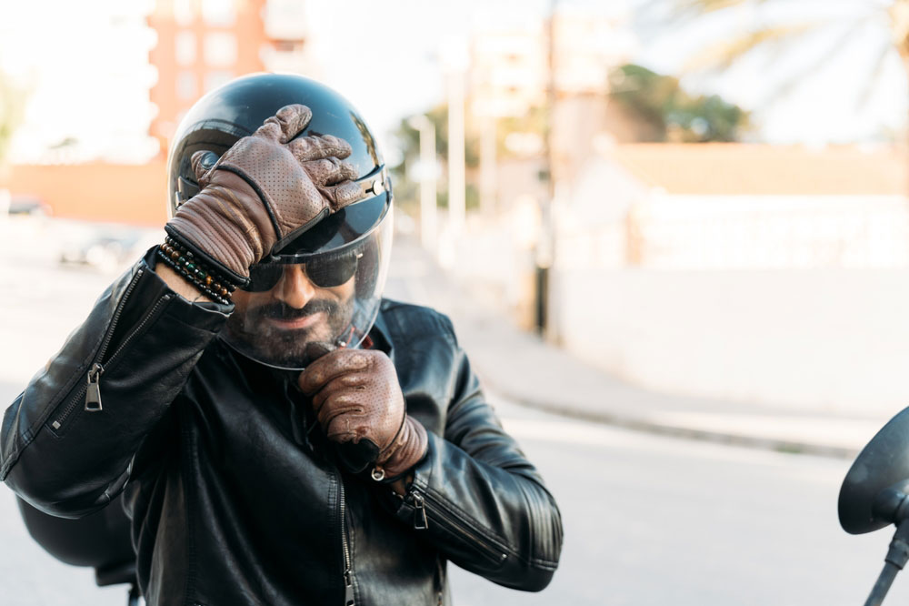 Motociclist care poartă echipament complet